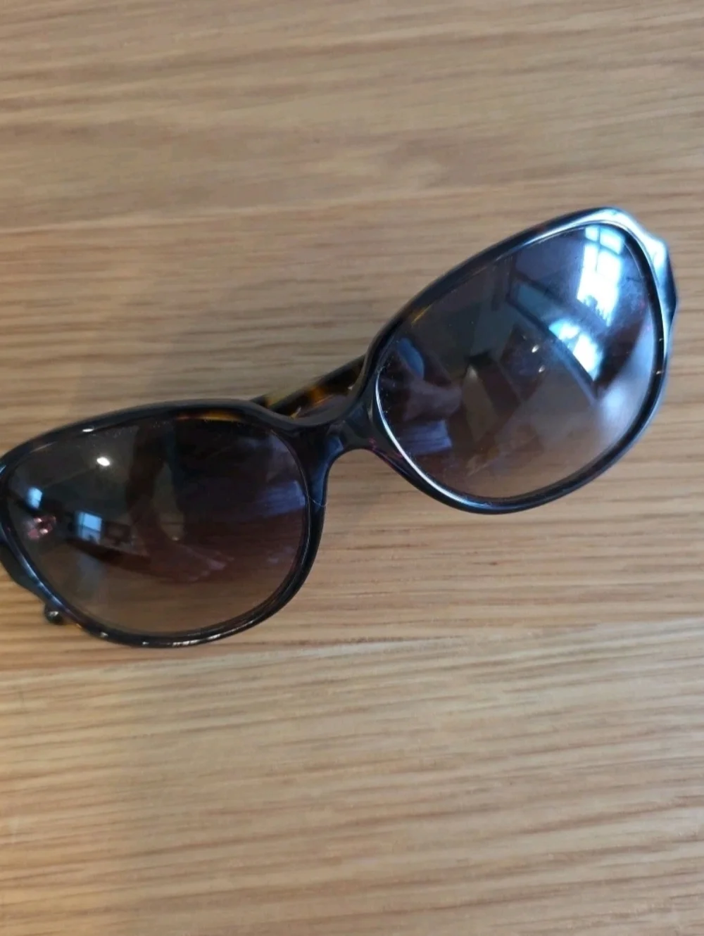 Tory Burch TY7073 sunglasses featuring a brown tortoise shell frame .